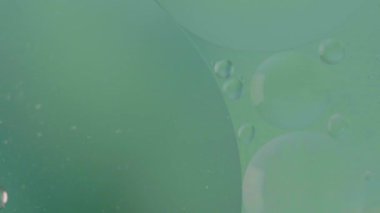 Su konsepti üzerinde hareket eden yağ kabarcığı arka plan minimumum, kabarcıklı yağlı boya alanları