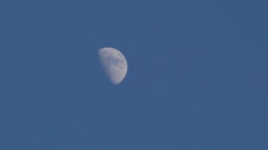 Telefoto görüntüsü, alacakaranlıkta mavi gökyüzü olan Ay, Zaman Kaynağı videosu