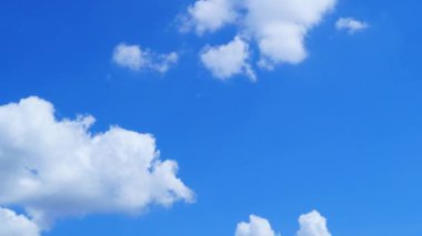 Zaman Hızı Güzel açık mavi gökyüzü beyaz bulutlar kabarık kümülüs bulut, güzel temiz hava doğal manzara, bulutlu arka plan.