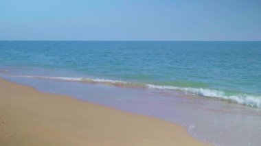 Okyanus kumlu plajı ve mavi su dalgaları Tayland 'daki Pranburi Sahili' nin güzel kumlu sahilini vurdu.