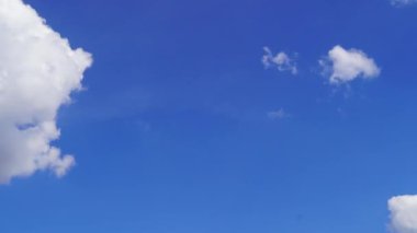 Zaman Hızı Güzel açık mavi gökyüzü beyaz bulutlar kabarık kümülüs bulut, güzel temiz hava doğal manzara, bulutlu arka plan.