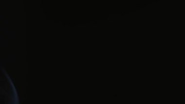 Beyaz duman siyah arka planda ince bir şekilde çırpınır..