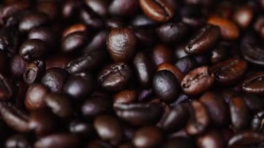 Kavrulmuş kahve çekirdekleri ağır çekimde düşüyor.