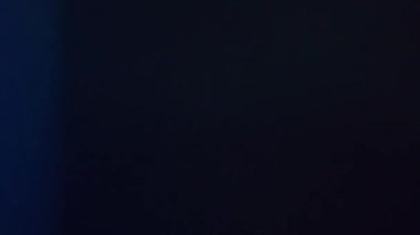 Pürüzsüz gradyan bulanık soyut holografik hareket arkaplanı.