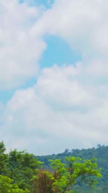 Dikey video, Timelapse Hareketli bulutlu güzel bir dağ manzarası