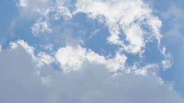 Zaman Hızı Güzel açık mavi gökyüzü beyaz bulutlar kabarık kümülüs bulut, güzel temiz hava doğal manzara, bulutlu arka plan.