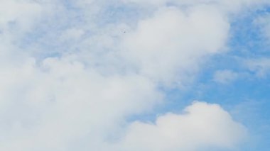 Güzel açık mavi gökyüzü beyaz bulutlar kabarık kümülüs bulutları güzel temiz hava doğal manzara Bulutlu zaman atlaması. 4K DCI Çözümleme