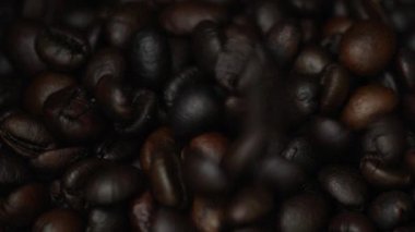 Kahve çekirdekleri demlenmeye hazırlanmak için kahve çekirdeklerinin üzerine dökülüyor..