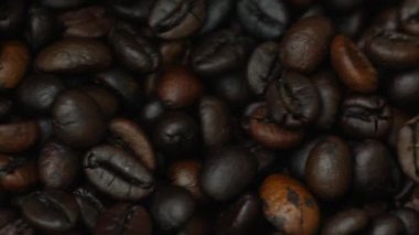 Koyu kahve çekirdeklerini salla