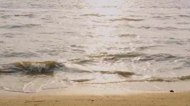 Kahverengi kumsalın ve denizin güzelliği. Jomtien Sahili 'nin küçük dalgaları, Pattaya' nın akşam vakti..