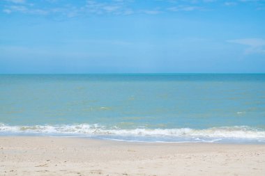 Panorama deniz manzaralı ufuk güzel manzara. Uçsuz bucaksız deniz, sahil, berrak gökyüzü Sakin dalgalar, seyahat, mavi gökyüzü