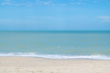 Panorama deniz manzaralı ufuk güzel manzara. Uçsuz bucaksız deniz, sahil, berrak gökyüzü Sakin dalgalar, seyahat, mavi gökyüzü