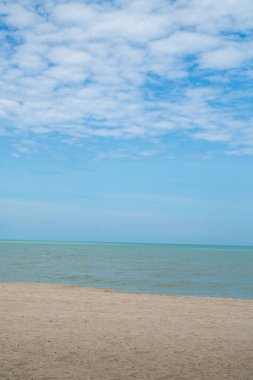 Panorama deniz manzarası dikey ufuk güzel manzara. Uçsuz bucaksız deniz, sahil, berrak gökyüzü Sakin dalgalar, seyahat, mavi gökyüzü