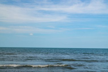 Panorama deniz manzarası geniş ufuk güzel doğa okyanus dalgası ve mavi gökyüzü arkaplan gündüz vakti