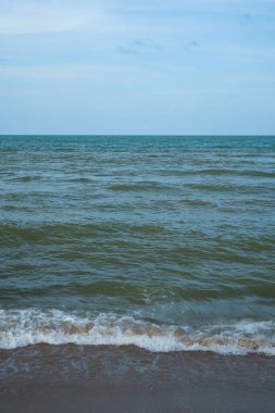 Panorama deniz manzarası dikey ufuk güzel doğa okyanus dalgası ve mavi gökyüzü arkaplan gündüz vakti
