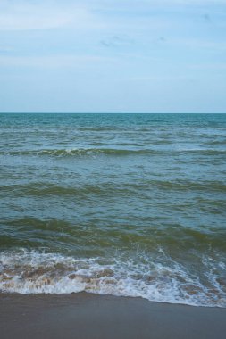 Panorama deniz manzarası dikey ufuk güzel doğa okyanus dalgası ve mavi gökyüzü arkaplan gündüz vakti