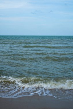 Panorama deniz manzarası dikey ufuk güzel doğa okyanus dalgası ve mavi gökyüzü arkaplan gündüz vakti