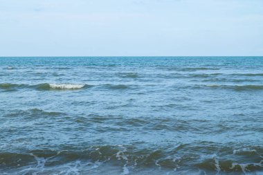 Panorama deniz manzarası geniş ufuk güzel doğa okyanus dalgası ve mavi gökyüzü arkaplan gündüz vakti