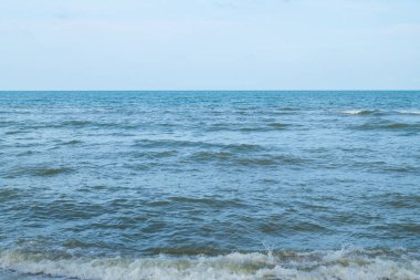 Panorama deniz manzarası geniş ufuk güzel doğa okyanus dalgası ve mavi gökyüzü arkaplan gündüz vakti