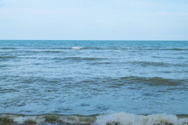 Panorama deniz manzarası geniş ufuk güzel doğa okyanus dalgası ve mavi gökyüzü arkaplan gündüz vakti