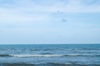 Panorama deniz manzarası geniş ufuk güzel doğa okyanus dalgası ve mavi gökyüzü arkaplan gündüz vakti