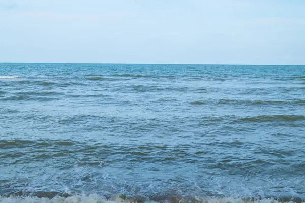 Panorama deniz manzarası geniş ufuk güzel doğa okyanus dalgası ve mavi gökyüzü arkaplan gündüz vakti