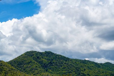 Güzel dağ ve gökyüzü. Doğa güzelliği ve yeşillik ormanı, Chiang Mai Tayland
