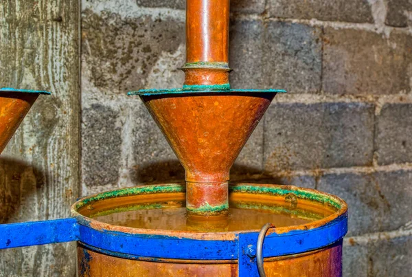 白兰地酿酒厂传统的煮酒壶 — 图库照片