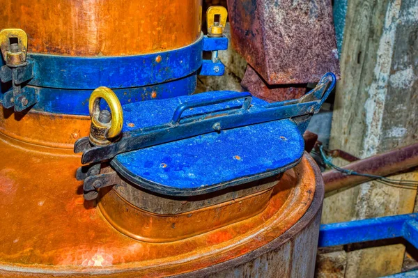 白兰地酿酒厂传统的煮酒壶 — 图库照片