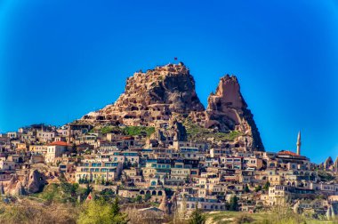 Goreme, Türkiye, 17 Nisan 2023: Kapadokya 'daki Goreme kentinde Peri Bacaları kaya oluşumu.