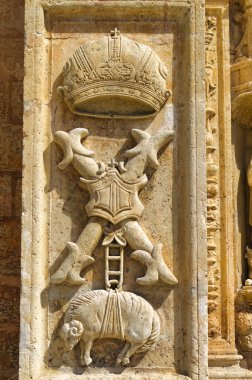 Katolik kilisesinin dış duvarında dini heykeller.