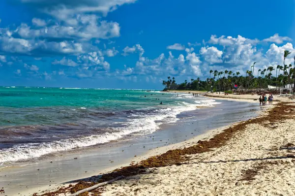 Punta Cana, Dominik Cumhuriyeti 'ndeki Bavaro plajından günlük sahne.