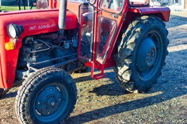 Elinac, Bosna-Hersek, 25 Aralık 2022: Elinac, Bosna-Hersek 'teki IMT 539 De Luxe traktörüne bakın.