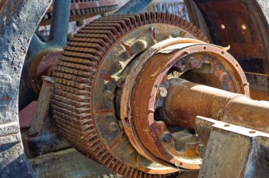 Eski ve terk edilmiş hidroelektrik santrallerinin metal parçaları..