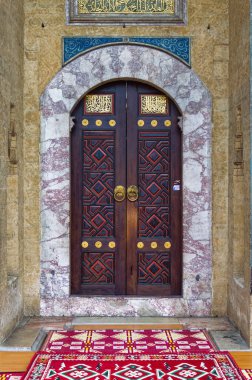 Saraybosna, Bosna-Hersek, 13 Nisan 2023: Saraybosna, Bosna-Hersek 'teki camiye giriş.