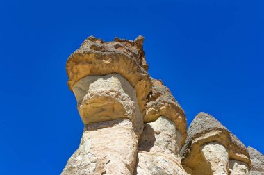 Kapadokya manzarası erozyonla şekillenen yumuşak volkanik kayalar kulelere dönüşür..