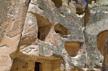Kapadokya manzarası erozyonla şekillenen yumuşak volkanik kayalar kulelere dönüşür..