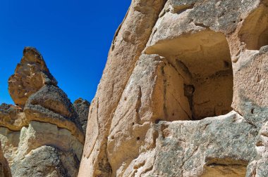 Kapadokya manzarası erozyonla şekillenen yumuşak volkanik kayalar kulelere dönüşür..