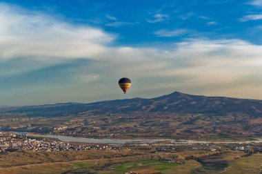 Goreme, Kapadokya, Türkiye, 15 Nisan 2023: Kapadokya, Türkiye 'de uçuş sırasında sıcak hava balonu. 