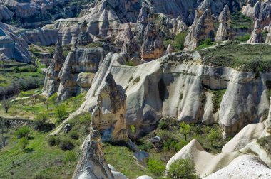 Kapadokya manzarası erozyonla şekillenen yumuşak volkanik kayalar kulelere dönüşür..