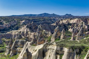 Kapadokya manzarası erozyonla şekillenen yumuşak volkanik kayalar kulelere dönüşür..