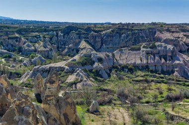 Kapadokya manzarası erozyonla şekillenen yumuşak volkanik kayalar kulelere dönüşür..