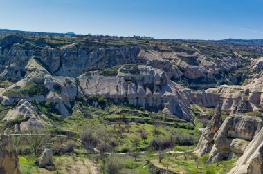 Kapadokya manzarası erozyonla şekillenen yumuşak volkanik kayalar kulelere dönüşür..