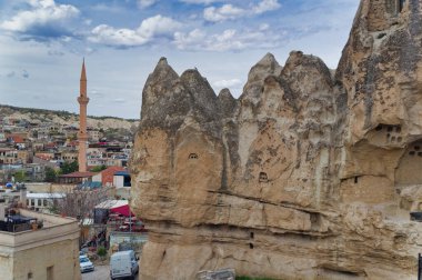 Goreme, Kapadokya, Türkiye, 17 Nisan 2023: Kapadokya 'daki Goreme kenti üzerinde havadan görüş. 