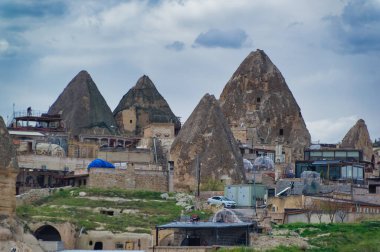 Goreme, Kapadokya, Türkiye, 17 Nisan 2023: Kapadokya 'daki Goreme kenti üzerinde havadan görüş. 