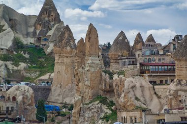 Goreme, Kapadokya, Türkiye, 17 Nisan 2023: Kapadokya 'daki Goreme kenti üzerinde havadan görüş. 