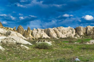 Tipik Kapadokya manzarası erozyon tarafından şekillendirilen yumuşak volkanik kaya..