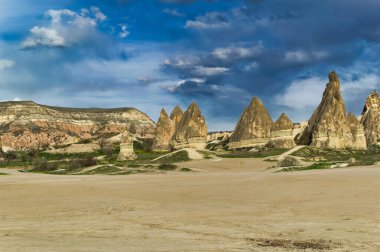 Tipik Kapadokya manzarası erozyon tarafından şekillendirilen yumuşak volkanik kaya..