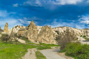 Tipik Kapadokya manzarası erozyon tarafından şekillendirilen yumuşak volkanik kaya..