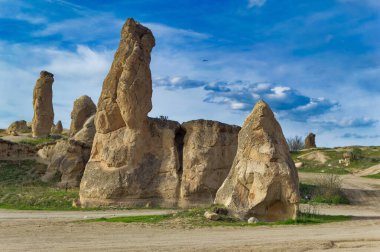 Tipik Kapadokya manzarası erozyon tarafından şekillendirilen yumuşak volkanik kaya..